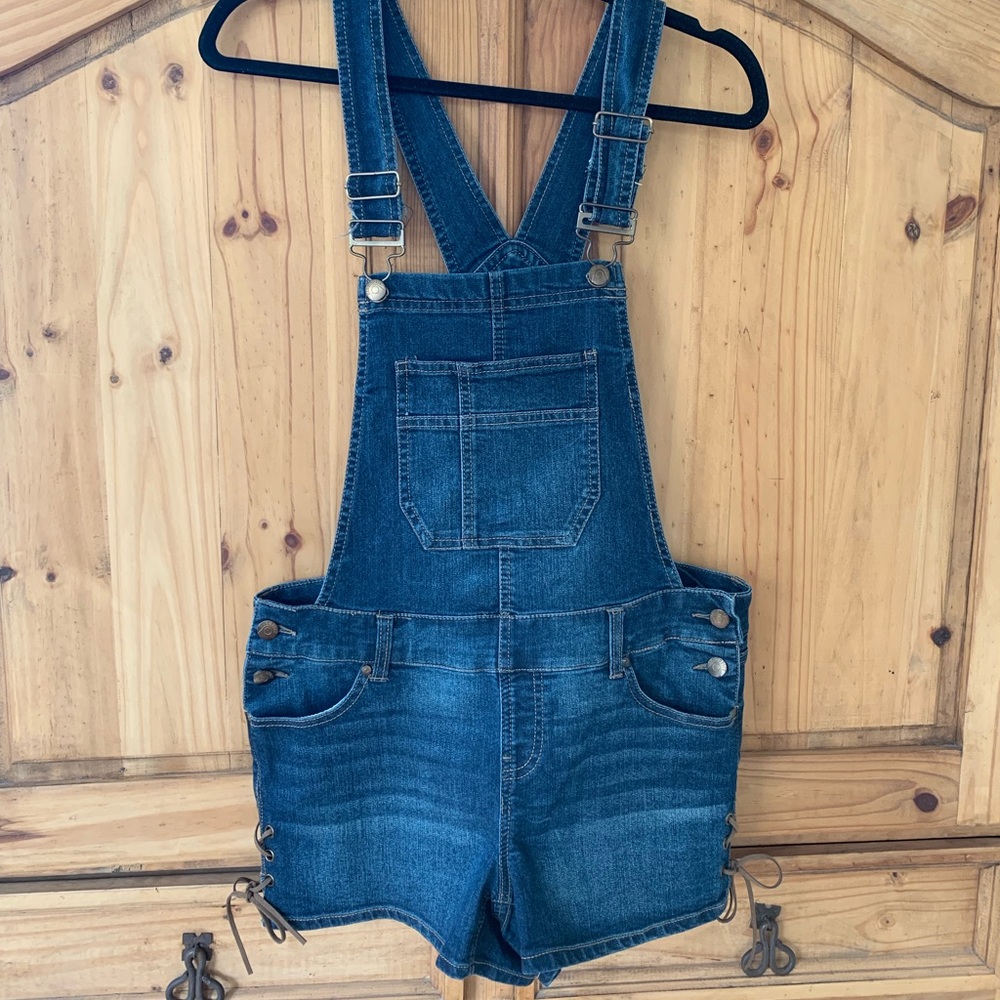 OVERALL SHORTS WITH SUEDE LACE